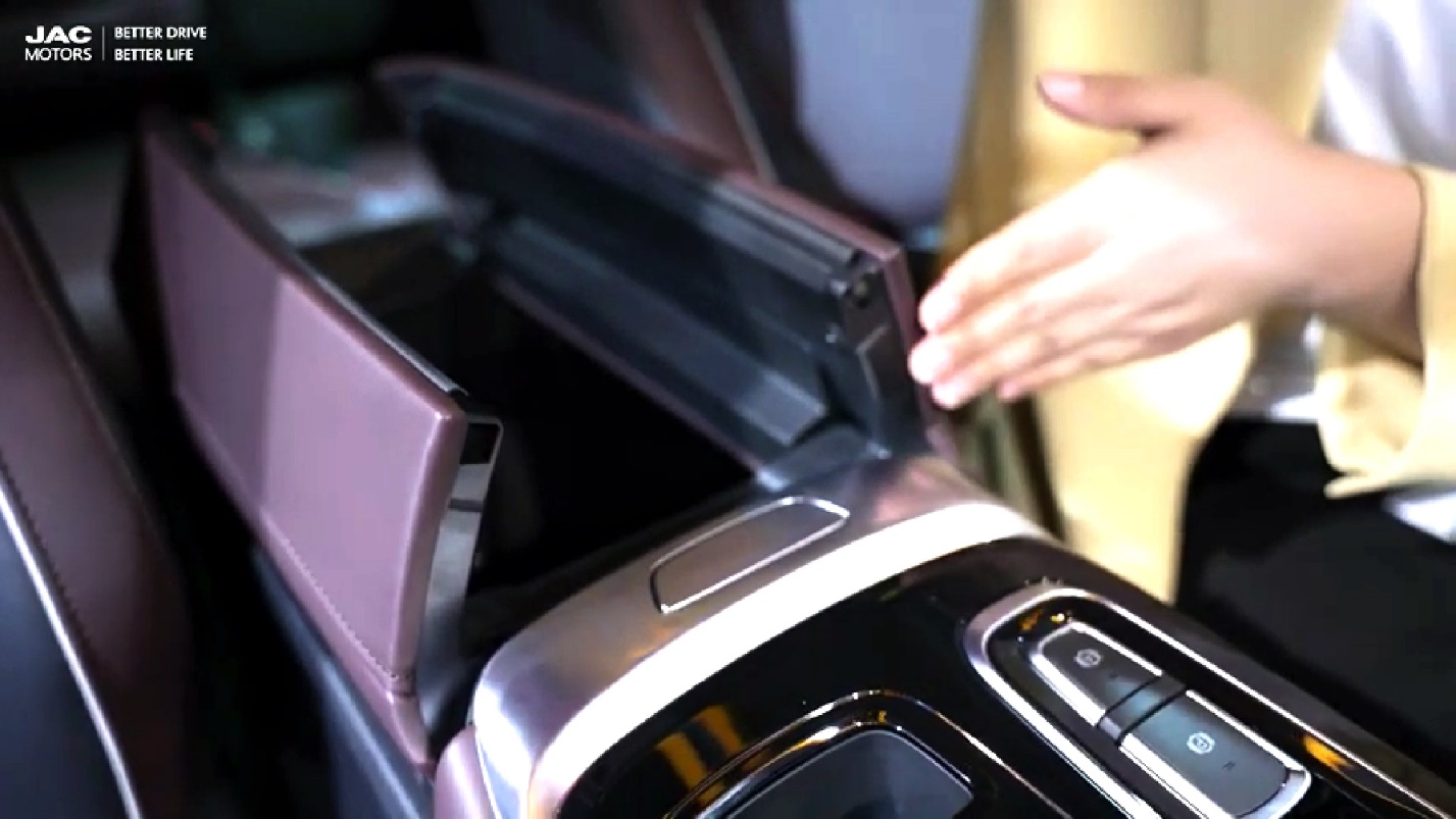 Крісла розділяються просторим підлокітником JAC JS6