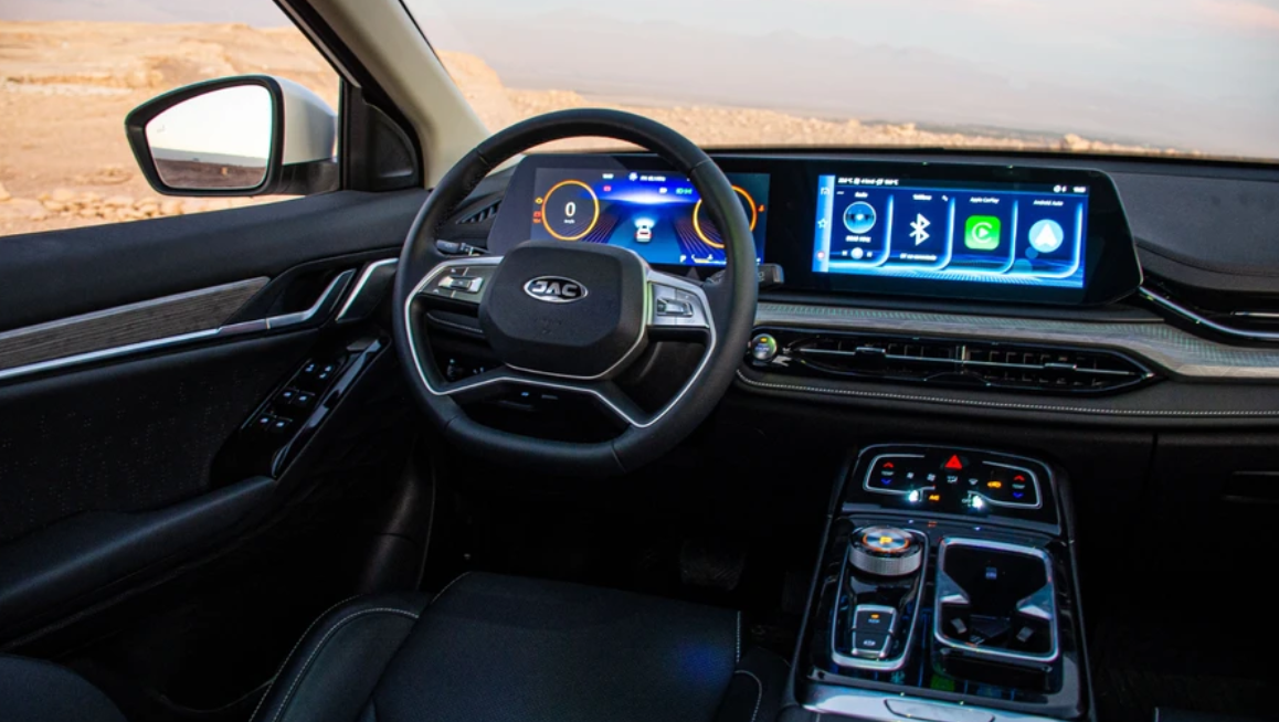 Центральна панель об’єднана з бортовим комп’ютером водія