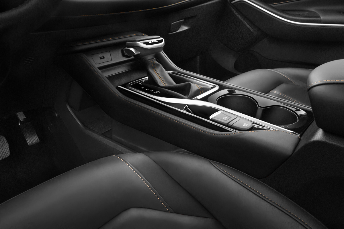 JS4 може бути оснащений або 5-ступеневою механічною коробкою передач