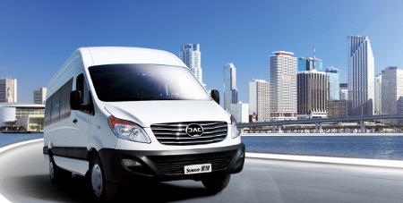 Мікроавтобус оснащений 2,7-літровим дизельним двигуном з тубо-наддувом