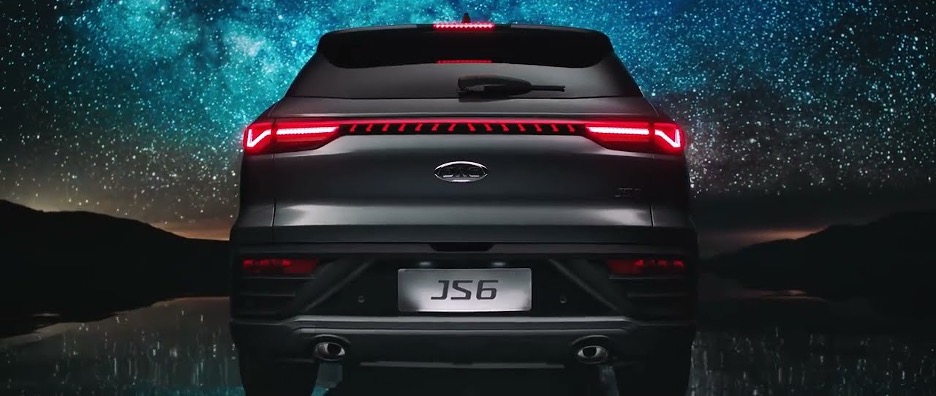 Задні фари також поєднані між собою яскравою led лінією