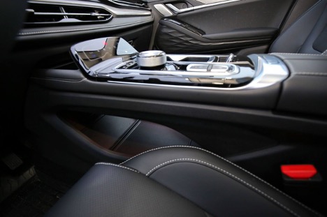 передні ергономічні крісла з добре розвиненим бічним профілем оснащені підігрівом