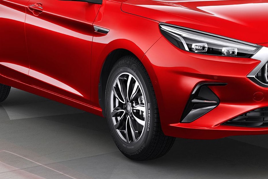 решітка радіатора з вертикальним розміщенням хромованих елементів