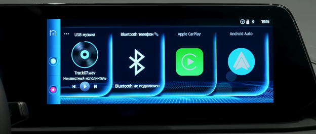 Основний екран відображає 4 великі іконки музика, Bluetooth, Apple CarPlay та Android Auto.